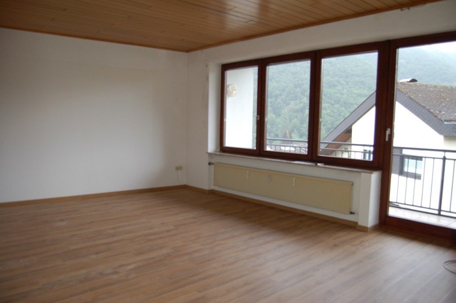 ..ANGRENZENDEM WOHN-.. Etagenwohnung Klotten