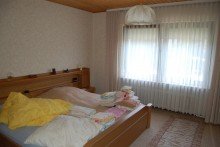 ..SCHLAFZIMMER  FAMILIENFREUNDLICHES WOHNHAUS - MIT GARTEN - IN HERRLICHER STADTRANDLAGE 