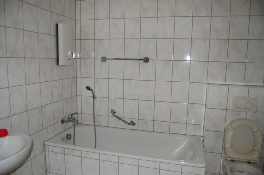 ..MIT WANNE u. WC Etagenwohnung KAISERSESCH