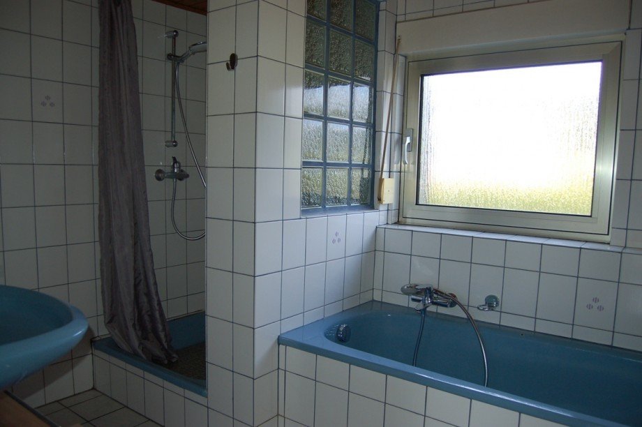 ..MIT DUSCHE u. WANNE Wohnung Kaisersesch