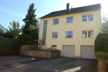 ..GEPFLEGTES..  GEPFLEGTES ZWEIFAMILIENHAUS MIT GARTEN - IN BEVORZUGTER STADTLAGE 