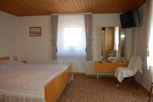 ..IM OBERGESCHOSS --V E R K A U F T-- WOHNEN IN D�RFLICHER RANDLAGE - BEZUGSF�HIGES WOHNHAUS MIT INNENHOF & GARTEN 