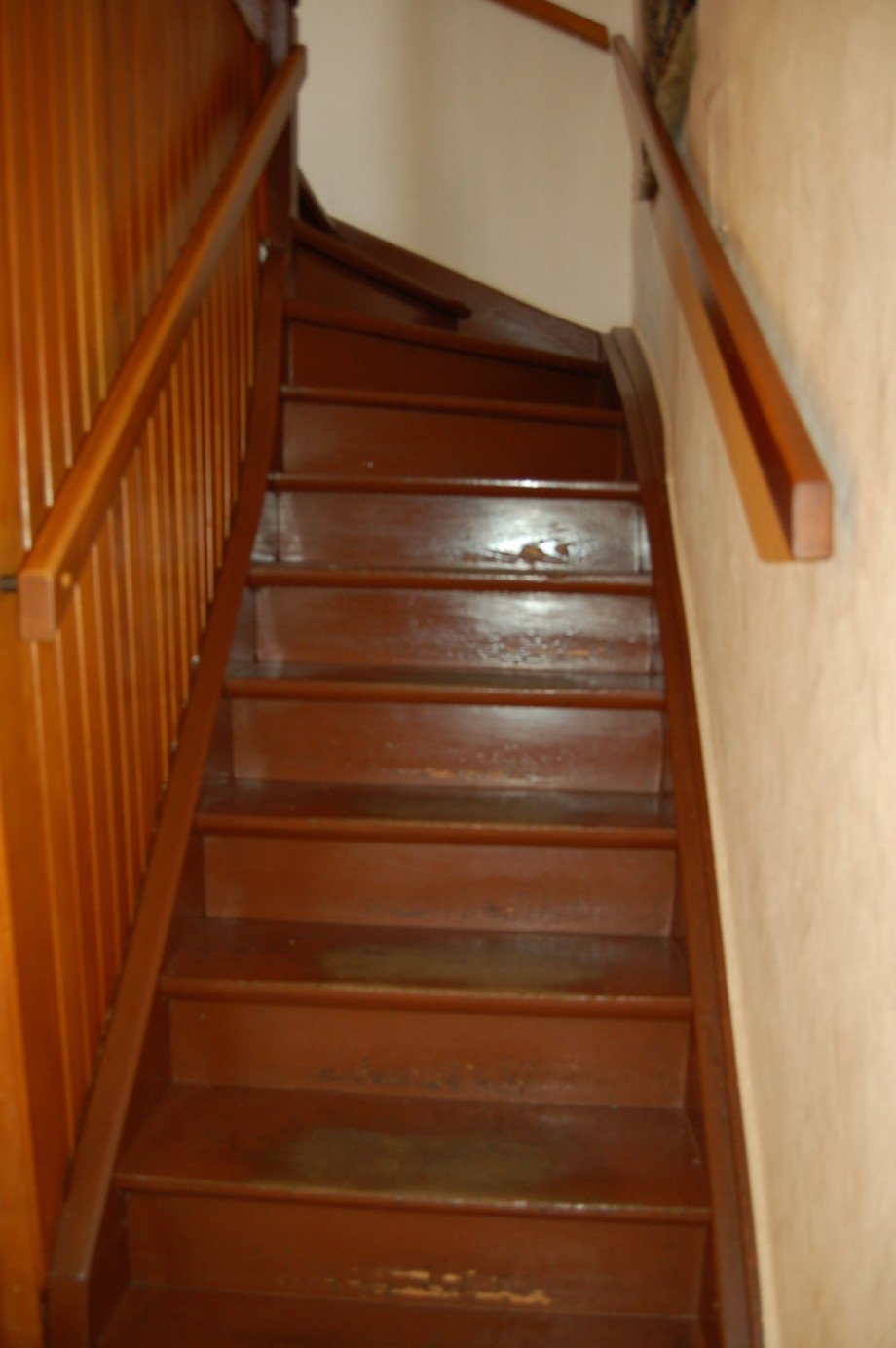 ..TREPPE ZUM OG. Einfamilienhaus Kalenborn
