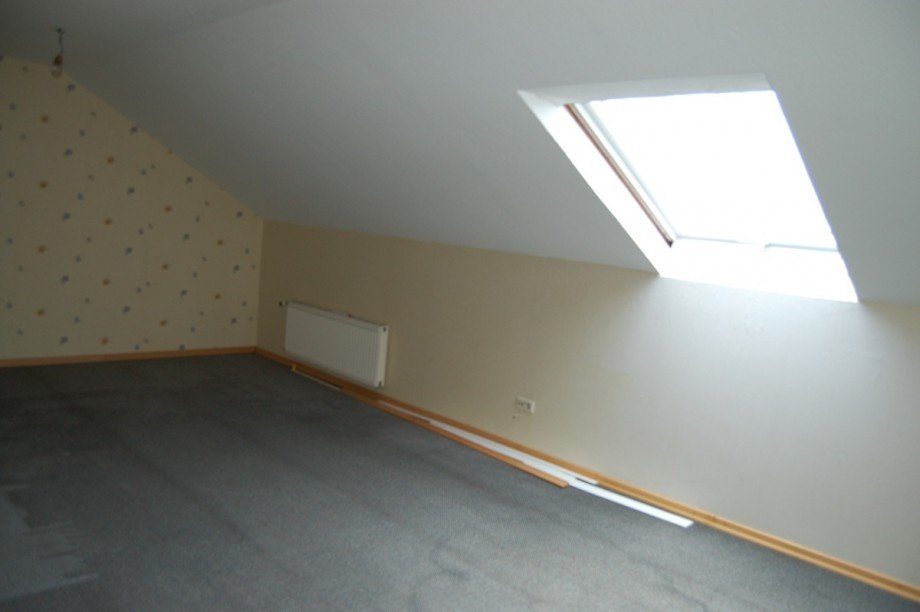 ..ZIMMER IM DACHGESCHOSS Wohnung KAISERSESCH