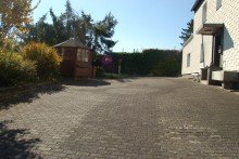 ..GEPFLASTERTER INNENHOF --V E R K A U F T-- WOHNEN IN D�RFLICHER RANDLAGE - BEZUGSF�HIGES WOHNHAUS MIT INNENHOF & GARTEN 