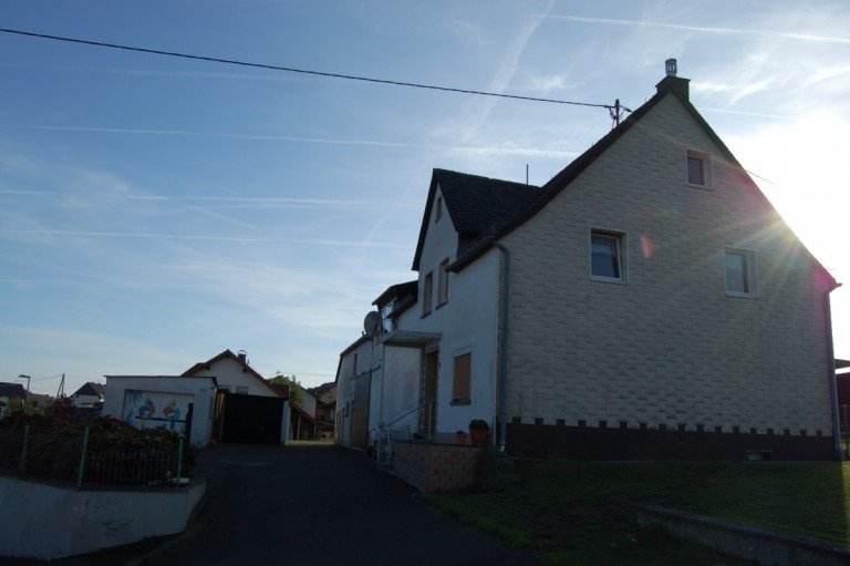 ..WOHNHAUS MIT.. H�chstberg Einfamilienhaus IN DER HERRLICHEN EIFEL - WOHNHAUS MIT ZWEI WOHNEINHEITEN - UND VIELSEITIGEN NUTZUNGSM�GLICHKEITEN