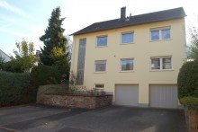 ..IN BEVORZUGTER STADTLAGE  GEPFLEGTES ZWEIFAMILIENHAUS MIT GARTEN - IN BEVORZUGTER STADTLAGE 