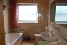 ..MIT WANNE u. DUSCHE --V E R K A U F T-- HAUS MIT VIEL FREIRAUM F�R IDEEN - IN RUHIGER ORTSRANDLAGE - MIT GROSSEM GARTEN 