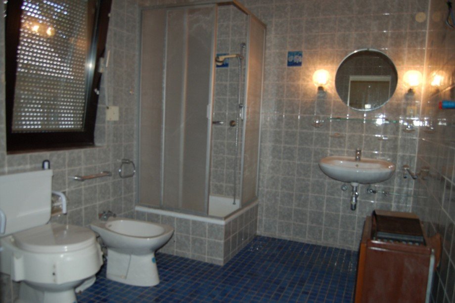 ..SEPARATES BAD Einfamilienhaus B�chel