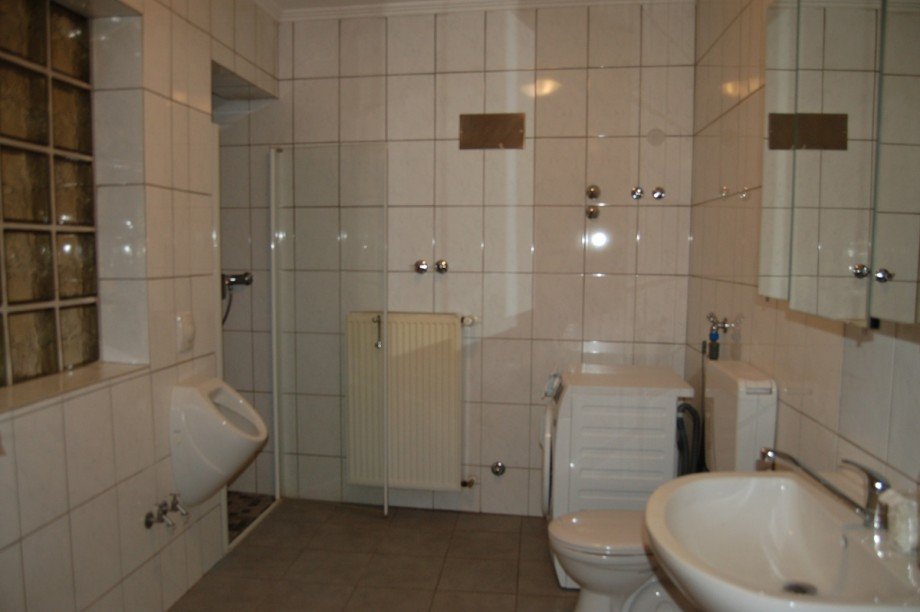 ..BAD MIT DUSCHE-WC-URINAL Wohnung KAISERSESCH