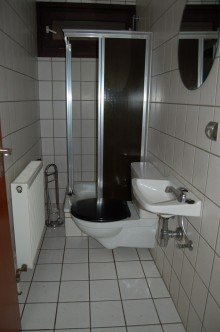 ..BAD mit DUSCHE u. WC --V E R K A U F T--  AN DER WILDEN ENDERT - BUNGALOW IN NATURLAGE - NAHE DER MOSELSTADT COCHEM 